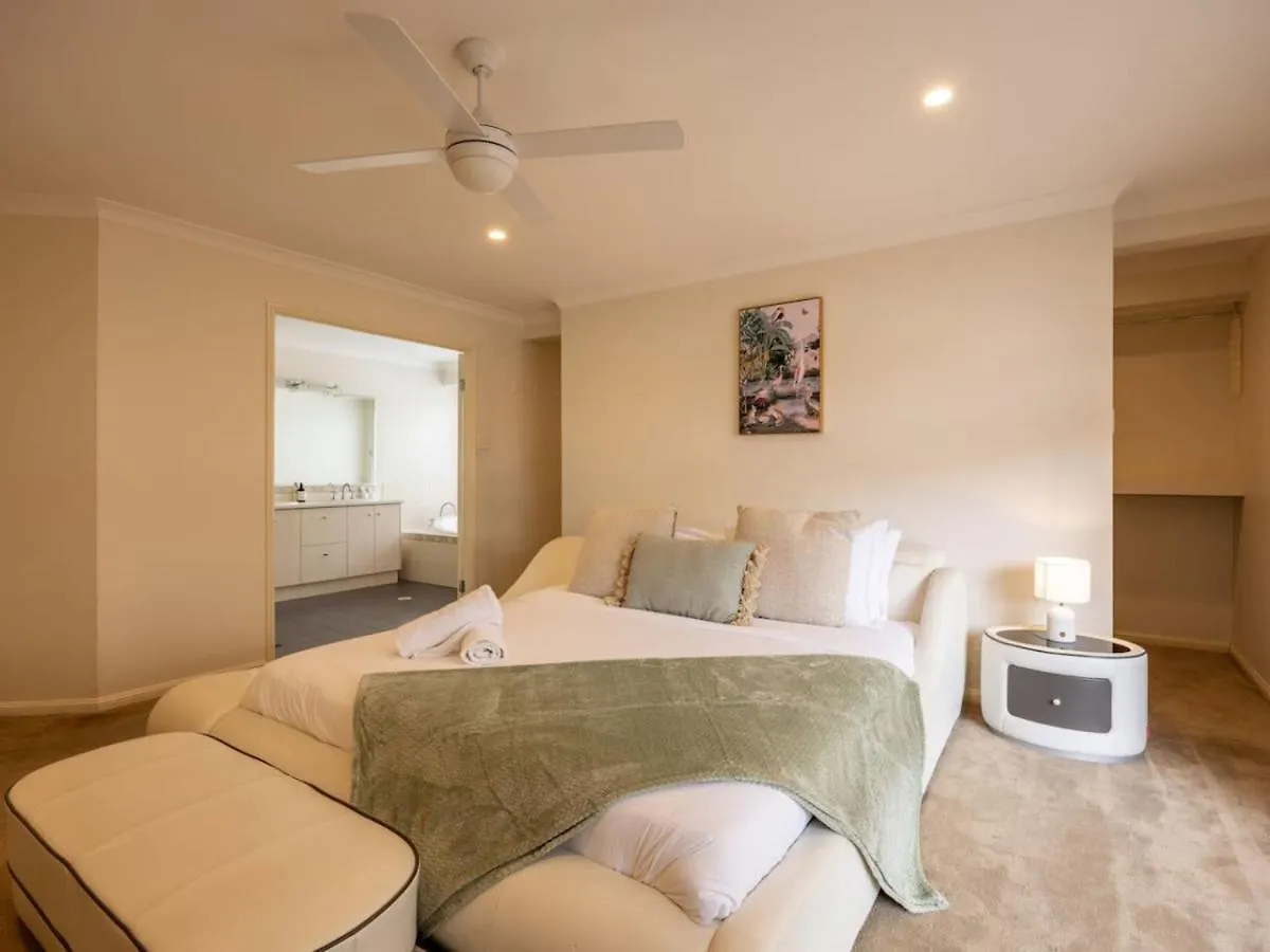 Holiday home Mins To Shop N Lake 4 Beds Family Retreat With Pool Doolandella