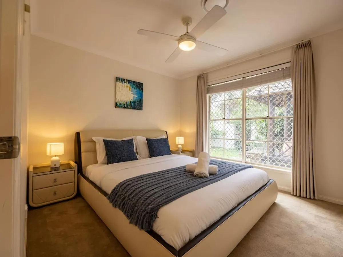 Mins To Shop N Lake 4 Beds Family Retreat With Pool Doolandella 0*,  Australia